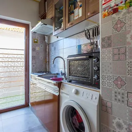 Excellent-centralocated-renovated-2bdr Apartment